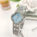 Dettaglio di un orologio al quarzo a trifoglio in strass argentato con quadrante azzurro. - Scocca argentata, azzurro