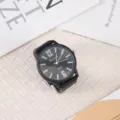 Schwarze Silikon Quarzuhr Detailansicht mit großem Zifferblatt und klaren Ziffern. - Schwarz