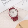 Burgunderrote Silikonarmband Quarzuhr mit weißem Zifferblatt und Ziffern für Damen. - Rot