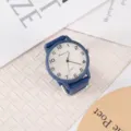 Nahaufnahme einer blauen Silikon-Quarzuhr mit weißem Zifferblatt und klaren Ziffern. - Blau