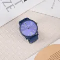 Nahaufnahme Detail der lila Zifferblatt Silikon Quarzuhr mit digitalen Markierungen. - Blau