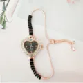 Gros plan sur le bracelet de montre en strass en forme de cœur avec chaîne réglable. - Noir