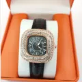 Gros plan détaillé d'une montre quartz femme carrée en strass avec bracelet cuir noir en boîte. - Noir