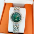 Vue détaillée de la montre quartz femme strass avec cadran vert et bracelet. - Bicolore Or Vert