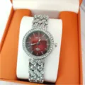 Vue détaillée de la montre quartz pour femme avec strass, cadran rouge et bracelet en acier. - Argent Rouge