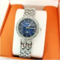 Gros plan sur montre quartz pour femme avec cadran bleu et bracelet acier argenté. - Argent & Bleu
