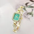 Nahaufnahme Damen Strass Quadrat Quarz Uhr mit grünem Zifferblatt und floralem Armband. - Goldgehäuse Grünes Zifferblatt