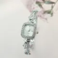 Elegante Damen Quarzarmbanduhr mit quadratischem Zifferblatt und funkelnden Strasssteinen. - Silbernes Gehäuse Weißes Zifferblatt