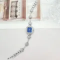 Elegante quadratische Damenuhr mit blauem Zifferblatt und funkelndem Strassarmband. - Silbergehäuse Blaues Zifferblatt