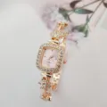 Exquisites Quarz Damenarmbanduhr Detail mit Strasssteinen und Zifferblatt in Quadrat. - Roségold Gehäuse Rosa Zifferblatt