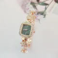 Detailansicht der roségoldenen Quarzarmbanduhr mit quadratischem Strass-Zifferblatt. - Roségold Gehäuse Schwarzes Zifferblatt
