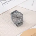 Nahaufnahme Detail der grauen Silikon Quarzurh mit grossem Zifferblatt fuer den Alltag. - Grau