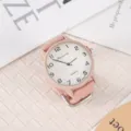 Nahaufnahme des rosa Silikonarmband Quarzuhren Details mit klarem weißem Zifferblatt und Ziffern. - Aprikose