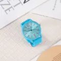Modische Quarzurhr mit Silikonarmband, hellblaues Zifferblatt und grosse Ziffern für den Alltag. - Hellblau