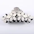 Pinza de pelo de flor negro y blanco elegante 10cm accesorio acrílico con diamantes de imitación. - Beige