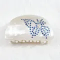 Molla per capelli in acrilico bianco perla con farfalla in strass blu, design elegante. - Farfalla Tutto Diamanti