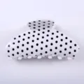 Mollelettina per capelli a pois bianchi e neri, accessorio in acetato da 8.5cm per look giornaliero. - Pinza per Capelli Minimalista / 8.5cm / pois bianchi e neri