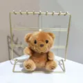 Gros plan détaillé d'un porte-clés en peluche ours brun suspendu à un support métallique doré. - Anneau brisé plat 12 cm / Marron