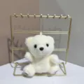 Detail van witte pluche beren sleutelhanger met zachte vacht, metalen ketting en schattig gezicht. - Wit