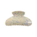 Elegante molletta per capelli in acrilico macchiato di blu, accessorio geometrico. - Beige con macchie blu
