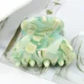 Molletta per capelli in acetato verde marmorizzato, design geometrico, accessorio di stile elegante. - Marmo Verde Bianco