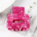 Molla per capelli in acrilico marmorizzato rosa, design geometrico cavo per eleganti acconciature. - Rosa Brillante Marmorizzato