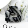 Molla per capelli geometrica in acetato nero e bianco, accessorio vintage elegante. - Marmo Bianco e Nero