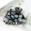 Molla per capelli in acrilico con motivo a mosaico geometrico, accessorio elegante. - Mosaico Iridescente Bianco e Nero