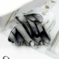 Molla per capelli marmorizzata in bianco e nero, accessorio geometrico compatto per styling. - righe bianche e nere