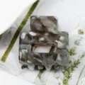 Molla per capelli geometrica in acetato grigio, accessorio vintage minimalista per donna. - Texture Grigio Bianco Retrò