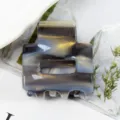 Piccola molletta per capelli geometrica in acetato con design glitterato grigio scuro. - Grigio Scuro con Glitter Dorati
