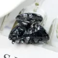 Morsetto per capelli marmorizzato nero e bianco, elegante accessorio geometrico. - Picchiettato Bianco e Nero