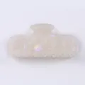Molletta per capelli in acrilico perlato, design minimalista elegante, presa sicura per acconciature. - Perla Iridescente Chiaro