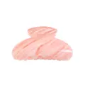 Molla per capelli in acrilico rosa con elegante motivo marmorizzato, accessorio vintage. - Texture rosa traforata