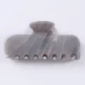 Molla per capelli in acetato grigio, accessorio elegante con motivo marmorizzato chic. - Motivo marmo grigio
