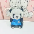 Süßer Panda Plüschtier Anhänger mit blauer Weste, weiche Stofftier Puppe Taschenschmuck. - Blau / 12 cm Kugelkette