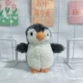Nahaufnahme des süßen flauschigen Pinguin Plüschtier Anhängers mit weichem schwarzweißem Fell. - 12 cm gewöhnliche Perlenkette / Pinguin