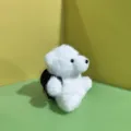 Süßer weißer Eisbär Plüschtier mit kleinem schwarzen Rucksack, weicher Anhänger für Kinder und Dekor. - 15 cm Flachring / Weißer Bär mit Rucksack