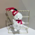 Gros plan du mignon pendentif poupée mouton en peluche blanche avec bonnet rouge. - 15cm / Rouge