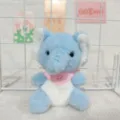 Detaillierte Nahaufnahme eines niedlichen blauen Plüsch-Elefanten mit einem rosa Schal. - Elefant / 12 cm goldener Schlüsselanhänger