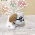 Gedetailleerd overzicht van schattige pluche puppy met ronde bril, halsband en klein belletje. - Bruin en Wit