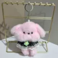 Süßer rosa Plüsch Hund Schlüsselanhänger mit Karorock und Blüte, flauschiger Taschenanhänger. - 12 cm flacher Spaltring / Rosa