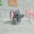 Vista dettagliata del ciondolo elefante in peluche grigio, morbido accessorio portachiavi. - Catene a sfere standard da 10 cm / Grigio
