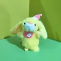 Detalle de primer plano del colgante de conejito de peluche amarillo con sombrero rosa. - 12cm / Amarillo