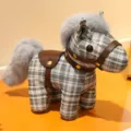 Jouet cheval en peluche à carreaux avec selle en cuir, accessoire de mascotte mignon pour sacs. - Cuir à texture textile / 13cm