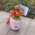 Pendentif peluche plante en pot vue détaillée, accessoire jouet tricoté doux pour sacs. - Kaki