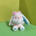 Niedlicher Plüsch Hasen Anhänger mit rosa Schleife, weiche Stofftier Puppe als Taschen Deko. - 15 cm Flachring / Rosa
