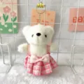 Detail van witte pluche berensleutelhanger met een schattige roze ruitjes jurk. - 15 cm gewone platte ring / Witte beer in roze rok