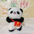 Niedlicher Panda Plüschtier Taschenanhänger mit rotem Minirucksack und Geweih Detail. - Chengdu-Rot