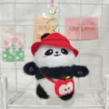 Detailaufnahme des niedlichen Plüsch-Panda-Schlüsselanhängers mit rotem Hut und Apfeltasche. - Roter Hut